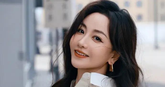 出道28年零緋聞，有顏值有演技有自由不喜歡就不拍，44歲狀態美炸