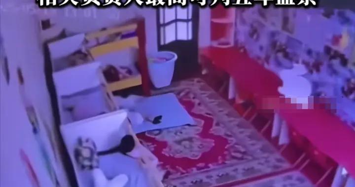致命半小時！兩歲男孩頭卡護欄窒息身亡，監控還原真相讓人淚目