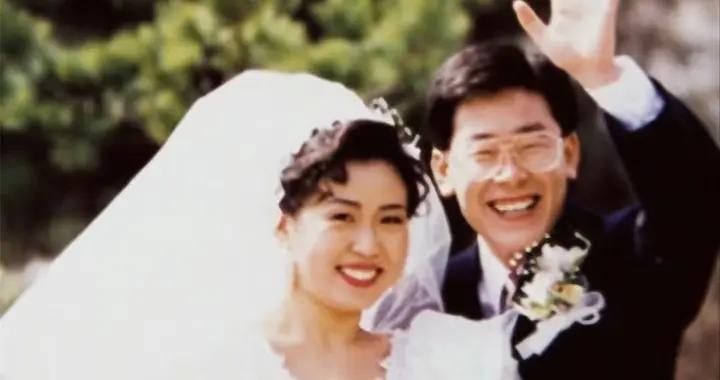 李在明金惠景恩愛35年，年輕時合照甜到齁人，女方溫柔漂亮家境好