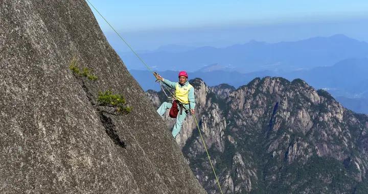 “懸崖舞者”26載護黃山——記全國勞動模範、安徽省黃山旅遊發展股份有限公司園林開發分公司放繩工李培生