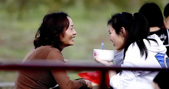 媽媽崩潰痛哭“辭職陪讀三年，孩子考不上清華北大，我就完了”