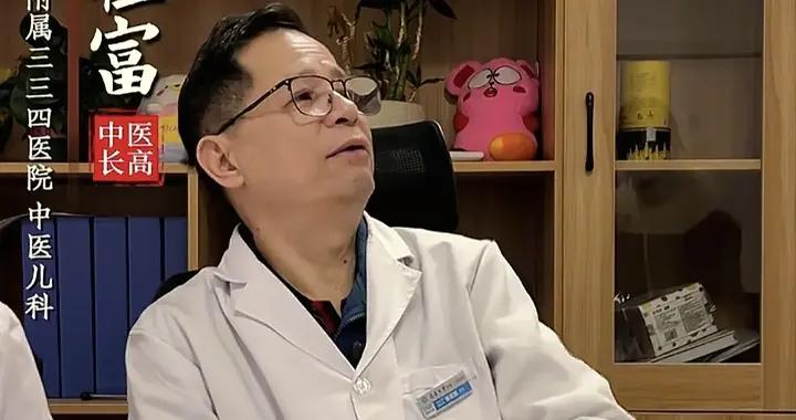 雙胞胎一個9點睡，一個12點睡，初中後身高相差20釐米
