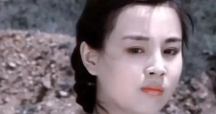 演員趙明明，出產房就被拋棄，獨自撫養女兒23年，風光背後有心酸