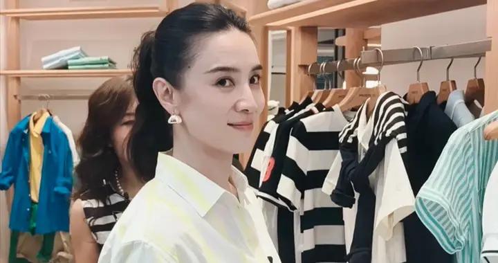 44歲宋佳帶火一種穿搭，叫做“條紋衫+直筒褲”，清爽減齡真高級