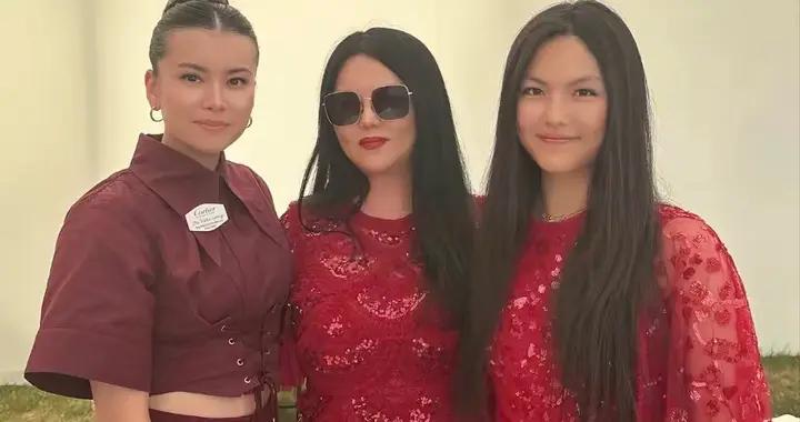 李湘把王詩齡喂胖了？母女穿“親子裙”看馬球，“水桶腰”好貴氣
