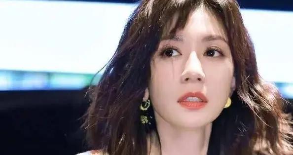 賈靜雯瘦下來後差點認不出！穿抹胸裙美到犯規，50歲看着像20歲