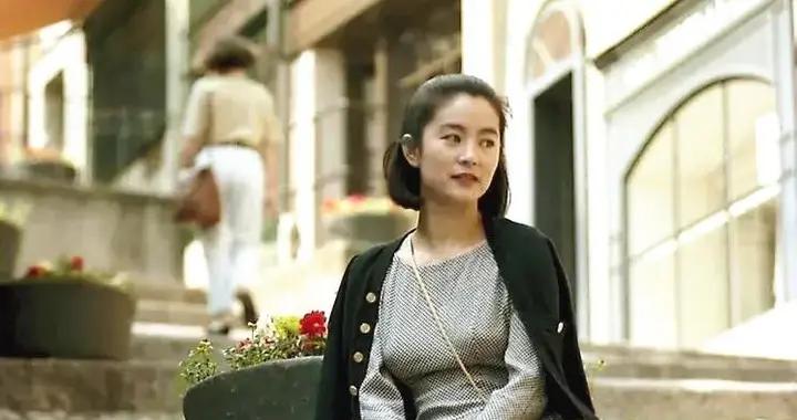 林青霞真不顯老，穿條紋T恤難掩氣質美，和小17歲寧靜同框似姐妹