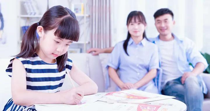 “媽，我想要十塊錢”，當娃向我們要錢時，以下4句話儘量不要說
