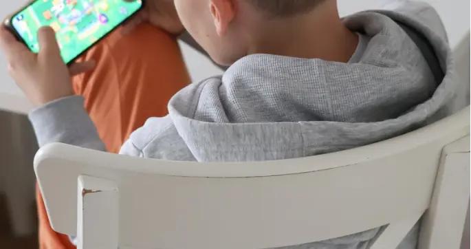7歲男孩因這個愛好智商倒退成績差，醫生痛心：很多家長還在縱容