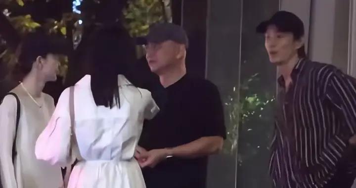 胡靜戚薇兩家聚餐，二人都穿白裙清秀大方，李承鉉朱兆祥親密相擁