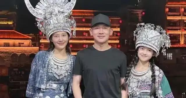 47歲聶遠回貴州，妻女穿民族服飾好漂亮，11歲女兒忙拍戲很少上學
