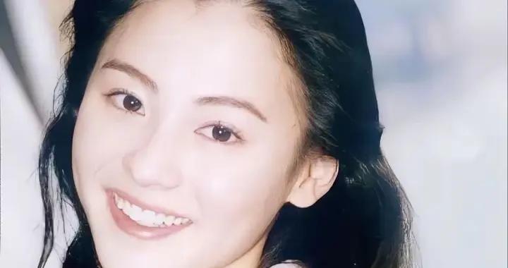 張柏芝亮相活動，新中式裝扮美得像“瓷娃娃”，完全看不出44歲了
