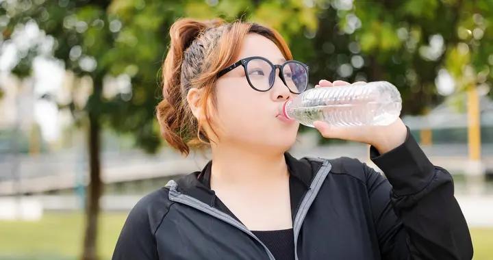 喉嚨有痰太難受？5個小妙招，幫你快速“清空”喉嚨