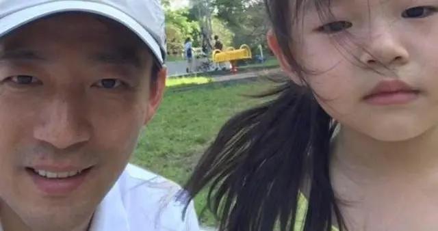 汪小菲帶女兒出門散心，11歲小玥兒穿白裙亭亭玉立，神似媽媽大S