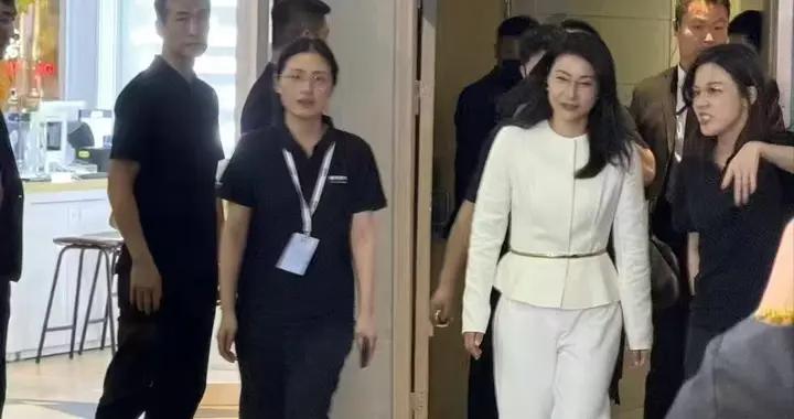 43歲郭晶晶現身上海活動，穿白色套裝優雅幹練，戴眼鏡側顏美絕了