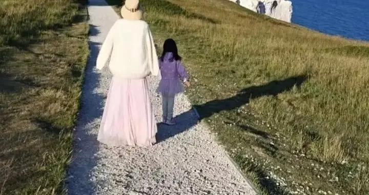 張若昀一家人海邊度假，唐藝昕當媽後仍少女，5歲女兒越長越漂亮