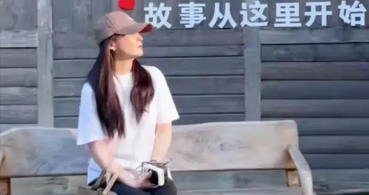 49歲蔣勤勤在貴州，素顏穿白T恤美成20歲，喫飯戴老花鏡挺意外