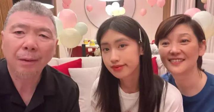 馮小剛帶養女參加活動，19歲徐朵和雷佳音同框，漂亮自信真像徐帆