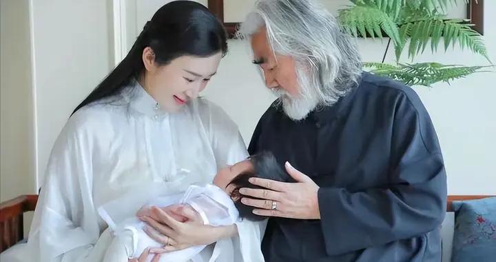 74歲張紀中伏羲廟上香，揭開“老少戀”真相，43歲杜星霖惹人心疼