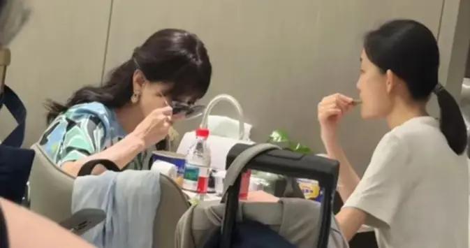 好心疼！72歲趙雅芝機場喫泡麪、喝1塊錢礦泉水，飯後趕緊補妝