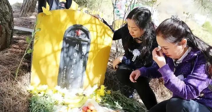 86年老山戰場，親吻臨終士兵的女戰士張茹，29年後去他墓前探望