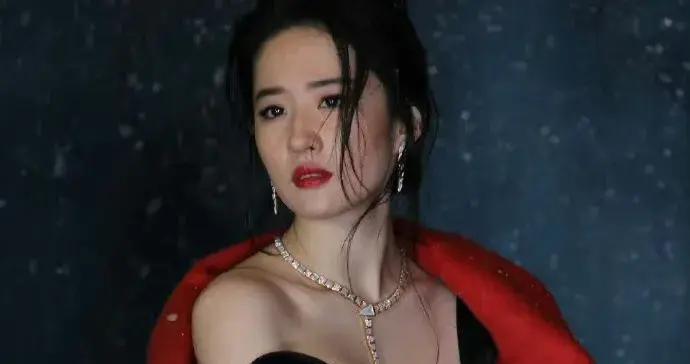 劉亦菲內衣照被罵上熱搜：她的胸，礙了誰的眼？
