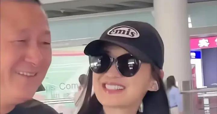 梅婷回京老公接機，曾劍一身黑色“老人味”很重，倆人牽手像父女