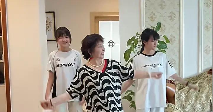 60歲試管生下雙胞胎的盛海琳現狀：老公因病去世，兩女兒中考了