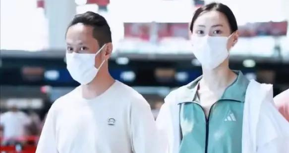 梁洛施和男友現身，馬浴柯身材發福“爹味”很重，穿厚底鞋沒她高