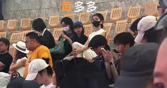 孫莉帶女兒現身阿那亞，多多穿露背裙比媽媽成熟，妹妹素顏很文藝