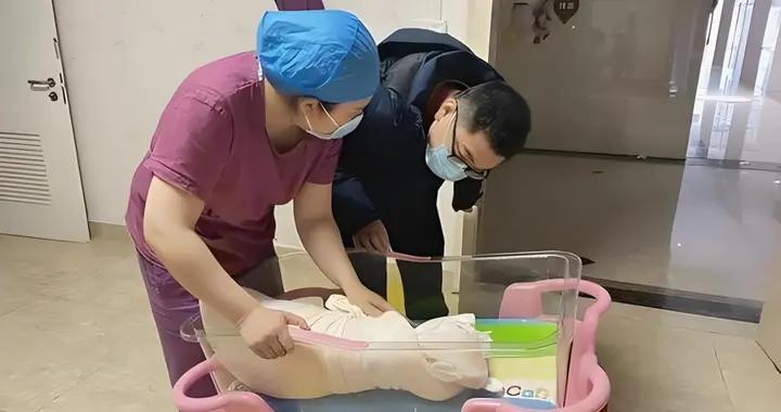 爲啥孩子出生後醫生報喜會說“幾斤幾兩”，背後的真相讓父母淚目