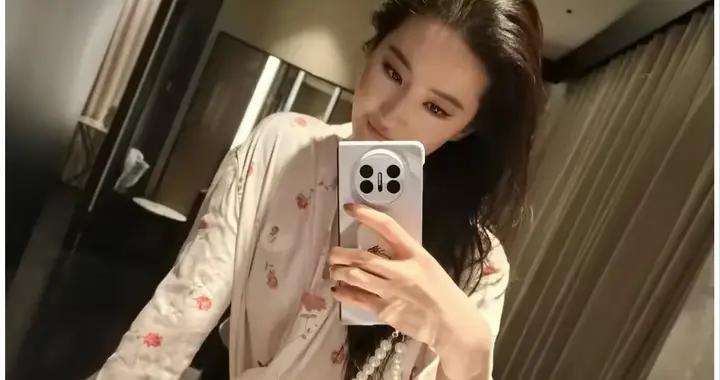 劉亦菲深夜曬美照，4000塊玫瑰睡裙撞衫奚夢瑤，一個純美一個風情