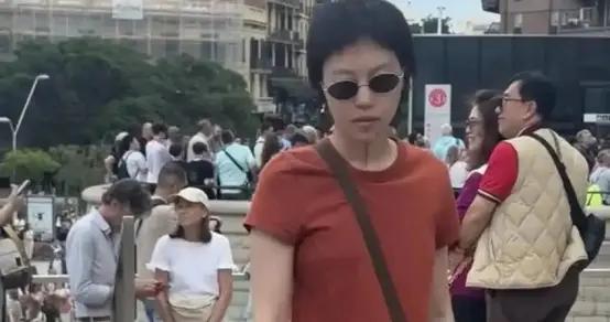 王菲28歲女兒國外遊玩，短髮中性風放蕩不羈，氣質和她媽一模一樣