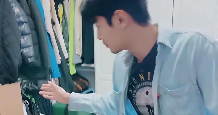 31歲紀凌塵蝸居上海，65平房子堆滿雜物，爲省錢喫納豆賣二手物品