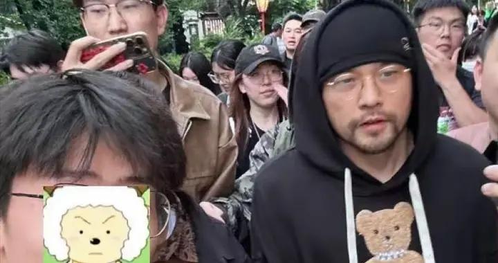 好心疼！46歲周杰倫近況曝光，病發後瘦很多，表情痛苦走路要人扶