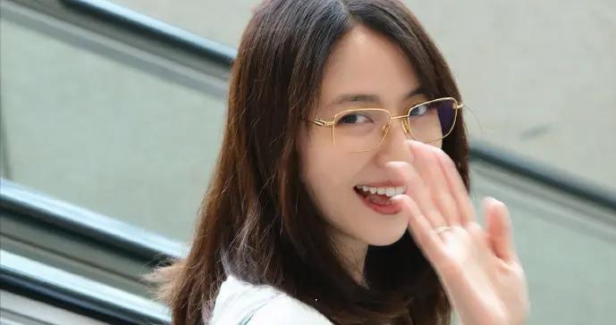 38歲長澤雅美現身上海！穿白衣藍褲難掩好身材，素顏露面太漂亮
