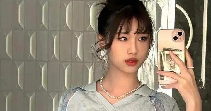 馮小剛帶養女亮相活動，19歲徐朵越長越漂亮，眉眼和徐帆如出一轍