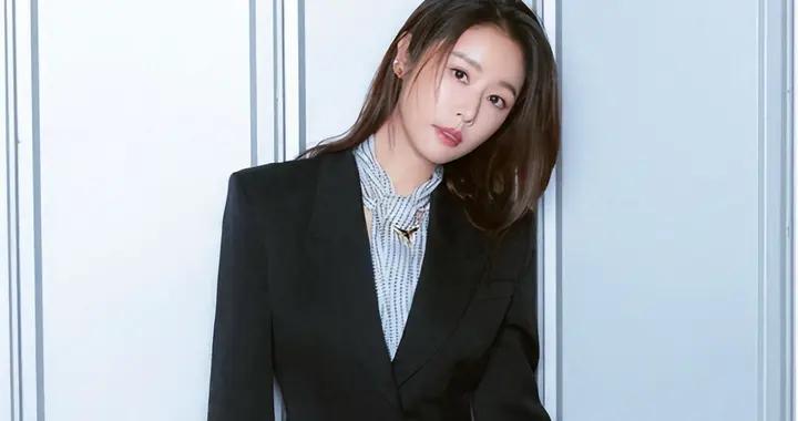 49歲林心如帶火一種新穿法：上身去上班下身去約會，時髦有女人味