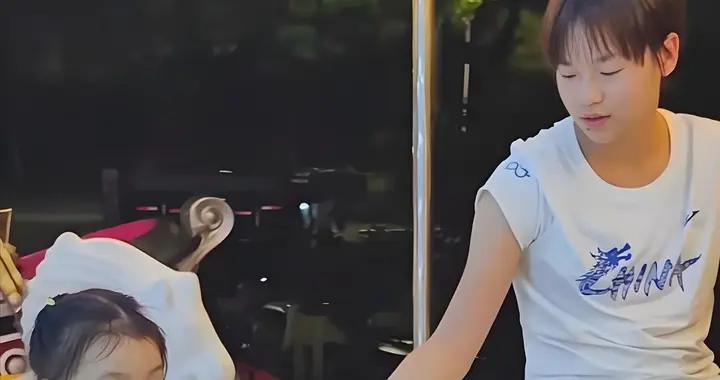全紅嬋又開心了！帶妹妹遊北京買一堆毛絨寵物，曬新美甲手指很細