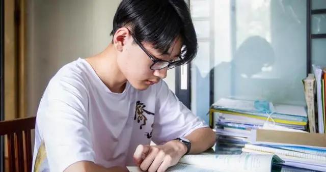 兒子高考分數被屏蔽，爸爸“清華見”，大學錄取通知書啪啪打臉