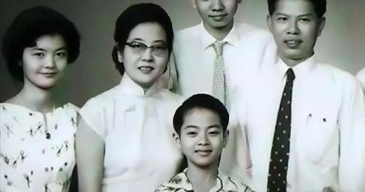 蔡瀾家庭情況：父親是詩人，母親和姐姐都是校長，一生丁克無子女