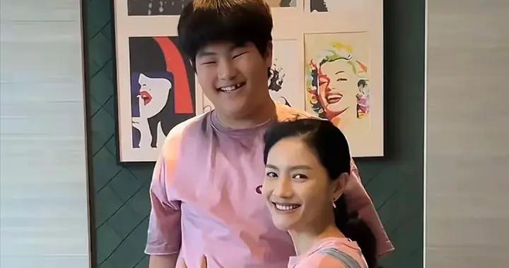 沙溢胡可曬親子照，小魚兒尷尬期、安吉長變樣，顏值比不上爹媽