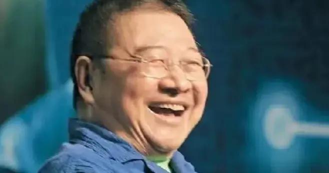 救成龍、撩青霞、坑金庸，蔡瀾這一去，帶走港圈多少風流往事