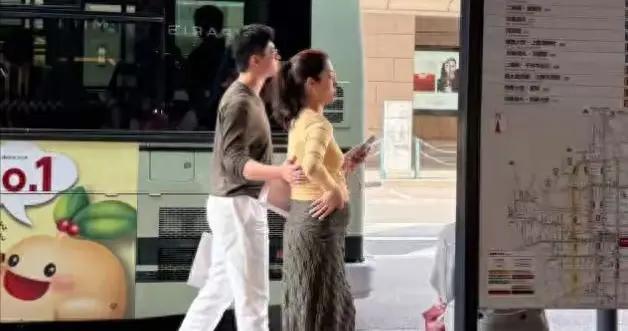 32歲楊採鈺挺孕肚逛街，吊帶背心撐得滿是褶子，長胖不少像快生了