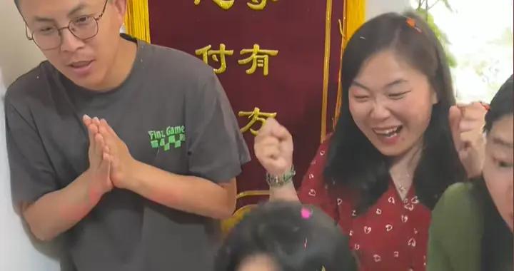 學生查高考分“0分”，老師全體歡呼！網友：我考零分被父母胖揍