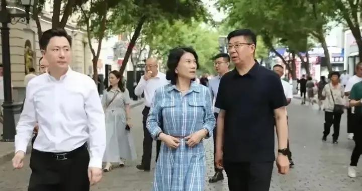 71歲董明珠現身哈爾濱，喫冰棍啃11塊麪包掃碼付賬，副市長陪同