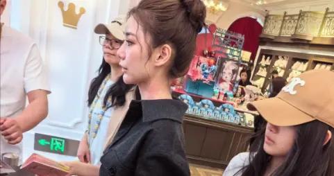 小玥兒與繼母同款髮型出街，母女二人形同姐妹，馬筱梅獲路人讚賞