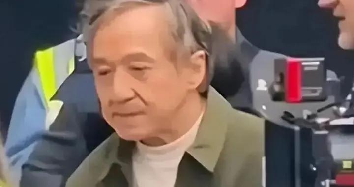 71歲成龍滿頭白髮：兒子不成材女兒在外流浪，25億身家捐一半