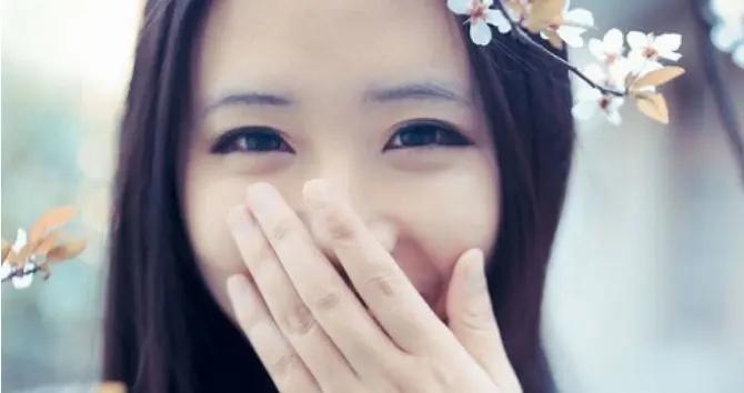 今年新鮮出爐的笑話：女友回頭對我吼道：把你的影子也挪遠點
