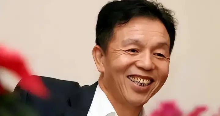 許連捷葬禮舉行！棺木是紅色愛妻坐中間，市長送花圈，佈置太簡潔